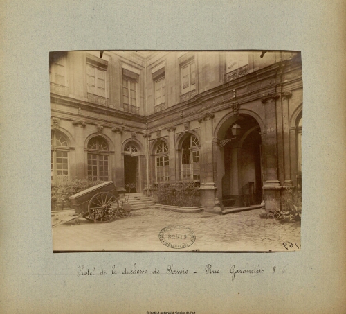 Hôtel de la Duchesse de Savoie, Rue Garancière 8