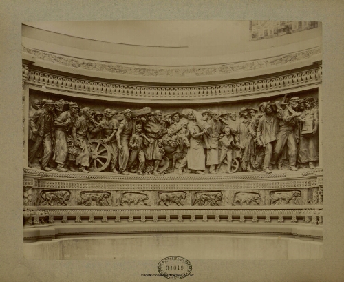 Exposition Universelle de 1900. Porte monumentale, la frise du Travail par Guillot
