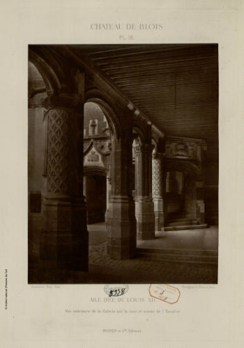 Château de Blois, Pl.16 : Vue intérieure de la galerie sur la cour et entrée de l'escalier