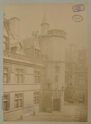 Hôtel de Cluny, tourelle d'escalier, façade principale