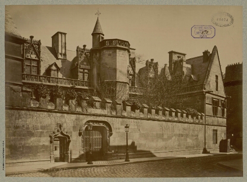Hôtel de Cluny, côté de l'entrée