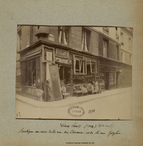 Boutique au coin de la Rue des Ciseaux et de la Rue Gozlin