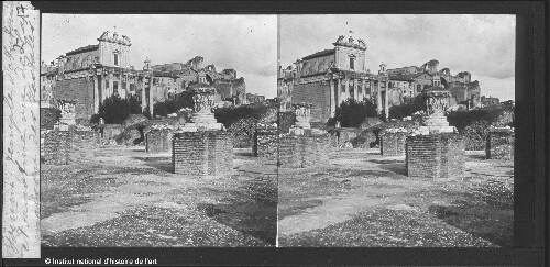 Forum. Temple d'Antonin et Faustine vu de la maison des Vestales
