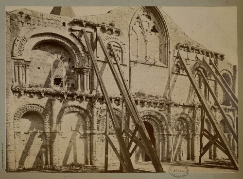 Surgère (Deux Sèvres) [façade de l'église en travaux]
