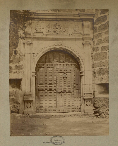 Environs du Puy. Porte d'entrée du Château de la Roche-Lambert