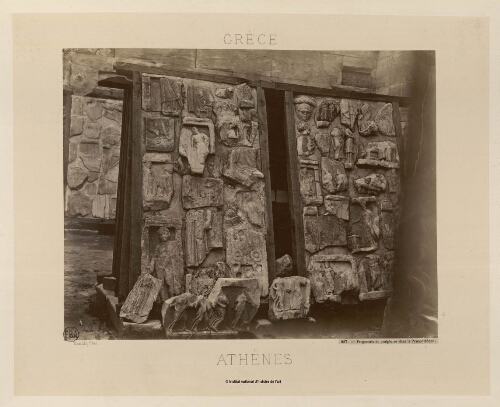 Fragments de sculptures dans le Pynacothèque