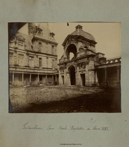 Fontainebleau, Cour ovale, Baptistère de Louis XIII