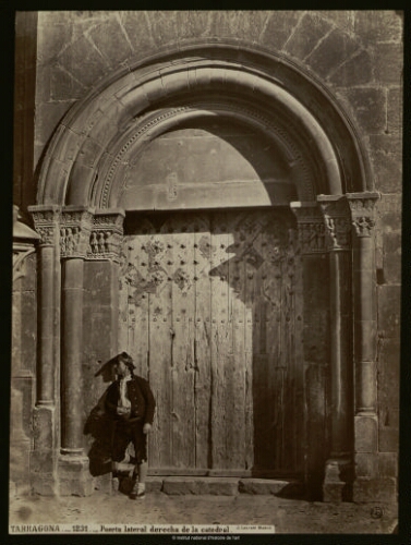 Tarragona. Puerta lateral derecha de la catedral