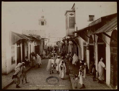 Tunis. Rue et Mosquée