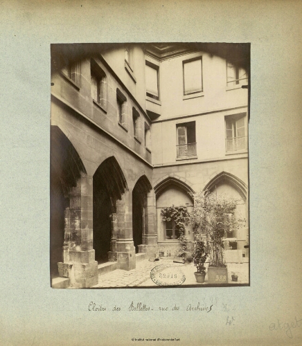 Cloître des Billettes, Rue des Archives