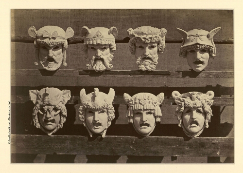 [Paris, Opéra Garnier, figures décoratives : 8 masques]