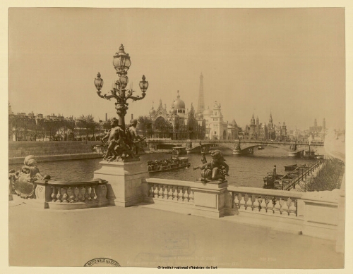 Exposition Universelle de 1900. Perspective sur la Seine, vue prise du Pont Alexandre III