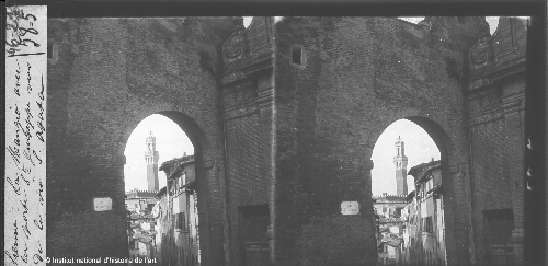 Sienne. La Mangia avec la porte Saint Giuseppe vus de la via S. Agata
