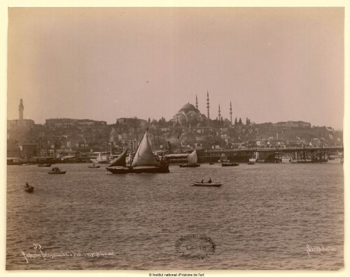 Mosquée Suleymanie et le pont, vue prise de la mer