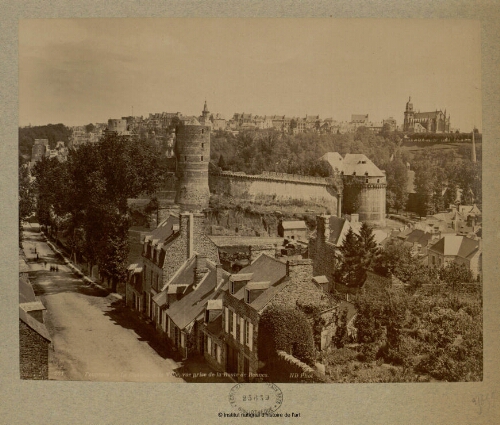 Fougères. Le château et la ville, vue prise de la route de Rennes