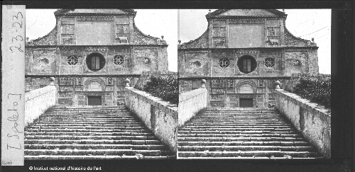 [Spoleto. Eglise de San Pietro, escalier et façade]