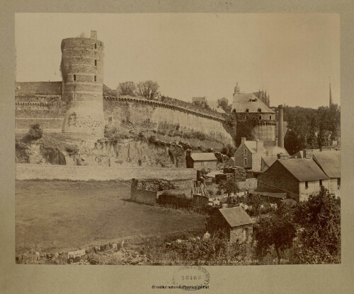 Château de Fougères. Vue prise de la route de Rennes