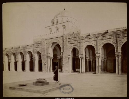 Kairouan. Portique intérieur de la grande Mosquée